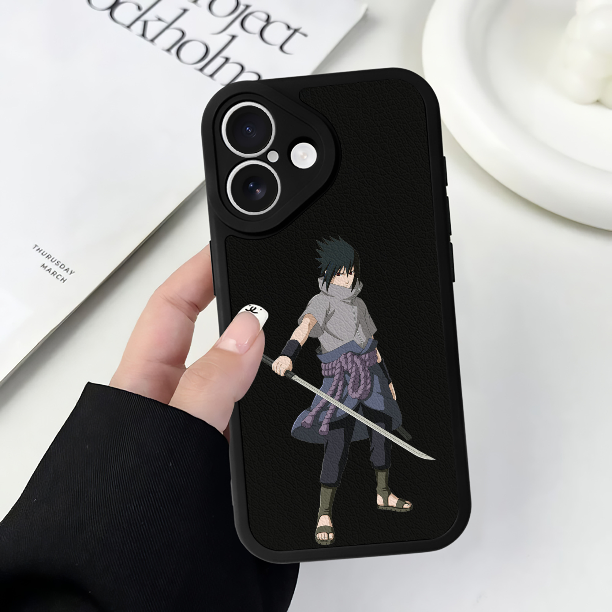 （画像用） NARUTO -ナルト- うちは サスケ Uchiha Sasuke 【iPhone 16シリーズ対応】シリコンスマホケース（レザー調） 材質：シリコン